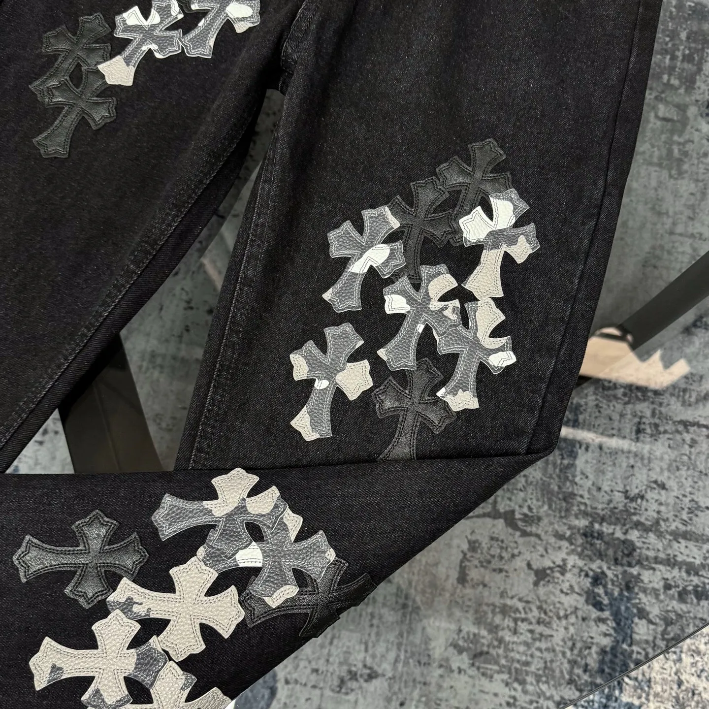 P260 Chrome Hearts Chrome Hearts Black Multi-leather Elements Full of Details Washed Jeans Authentically Restore the Ultimate Vintage Texture Three-Dimensional Fit Loose and Comfortable, Not Slimming Appearing Tall and Slim Made by a Manufacturer Original Quality Control Same Style for Men and Women Can Be Matched for Couples Versatile Recommendations Must-Have Jeans for All Seasons Fashionistas Have Been Disappointed From the Quality Selection of Fabrics, Cutting of Details, and Matching of Patterns, Everything Is Impeccable! The upper body is so handsome when worn...it can be easily worn by men, women and children! The craftsmanship is made of heavy-duty washed pure cotton denim fabric. After washing, it is soft and thick and looks very stylish when worn. Color: black Size: 28 30 32 34 36